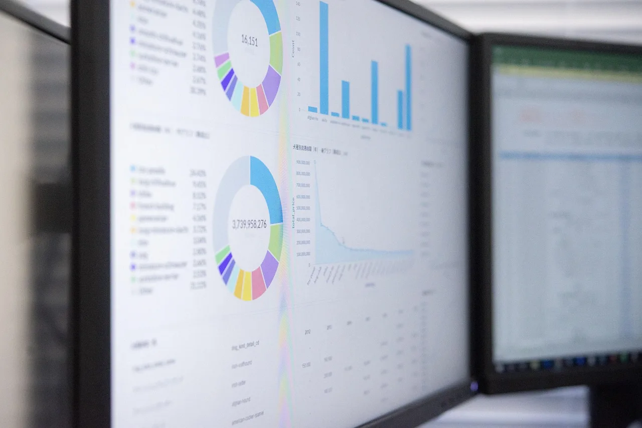 data, chart, graph, monitor, marketing, infographics, analyze, blue marketing, blue data, data, data, data, data, data, chart, graph, graph, marketing. Statistics reporting problems: nine traps in the numbers